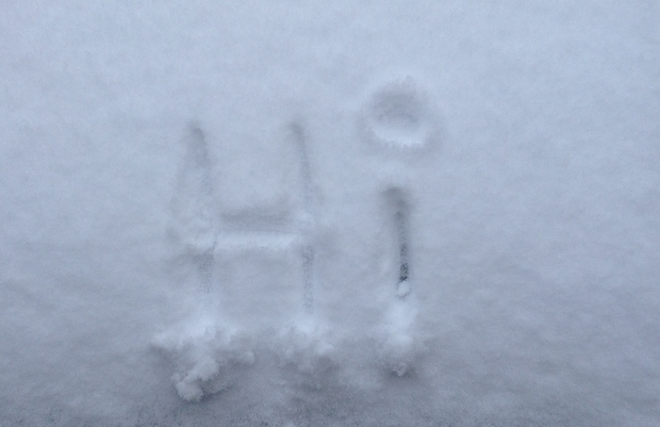 Picture with the word "hi" written in snow.